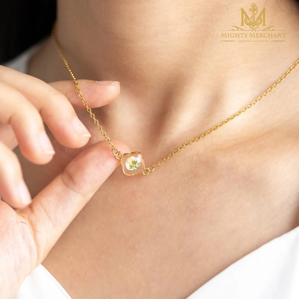 Dainty Pressed Flower Clover Necklace – Handmade Floral Resin Pendant Jewelry