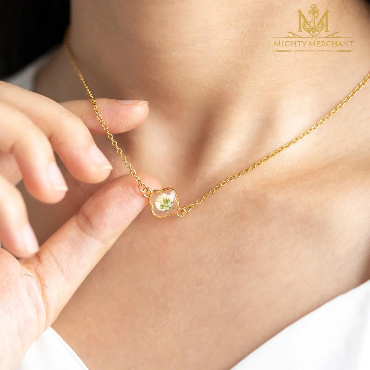 Dainty Pressed Flower Clover Necklace – Handmade Floral Resin Pendant Jewelry